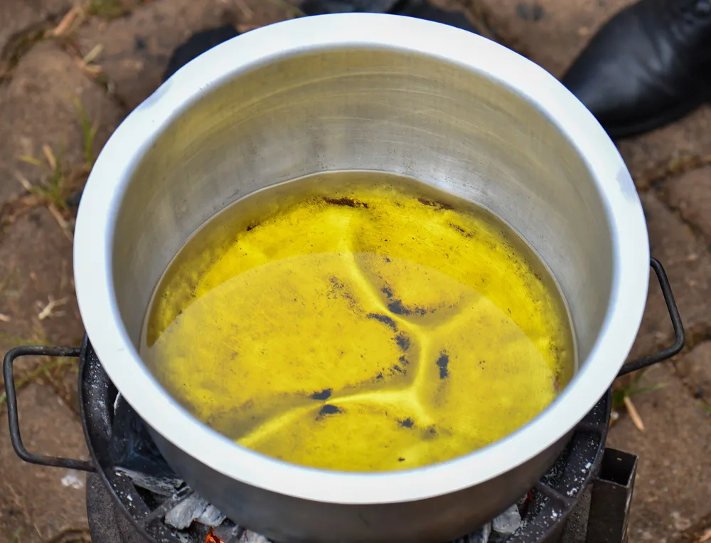 Huile de cuisson en train de chauffer dans une marmite avant la friture